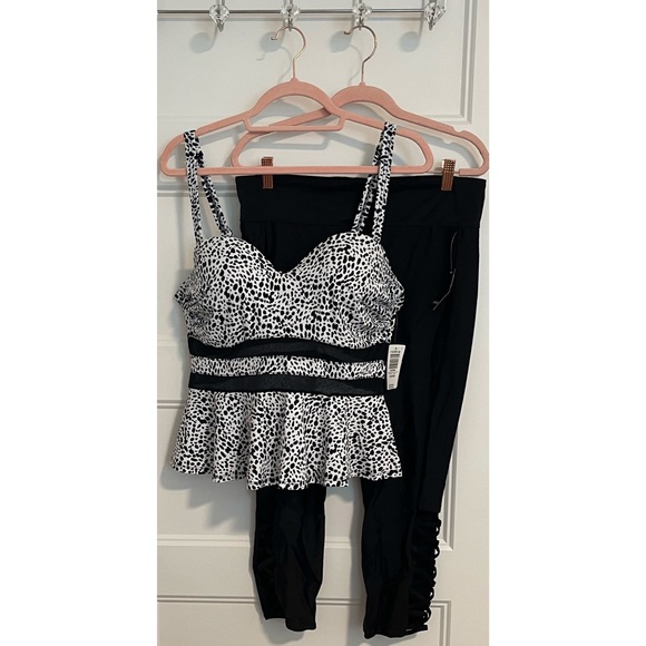 Torrid Women's Underwire Black and White Peplum Swim Top NWT Sz 1X (14-16) - Picture 12 of 13